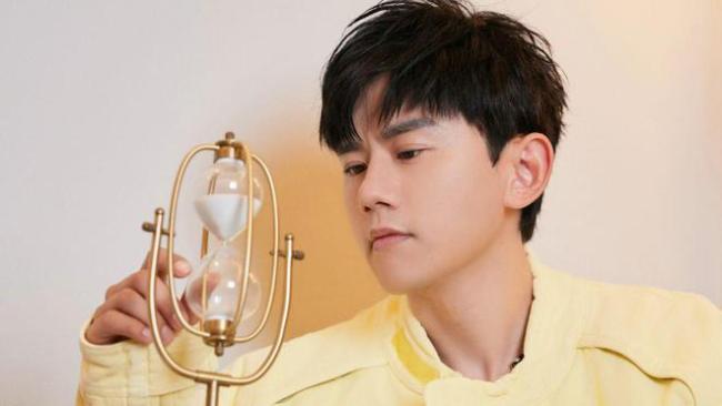 张杰冻龄引热议在线纠正年龄显真性情