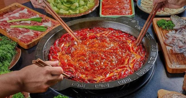 胃溃疡,食管炎的人如果经常吃辣,辣椒素会刺激黏膜充血水肿,加速肠胃