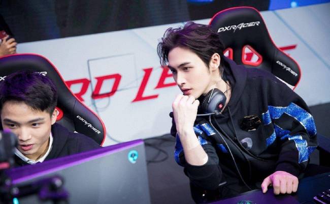 束手无措的是张彬彬的父母不看好他的电竞梦想,所以到最后张彬彬也