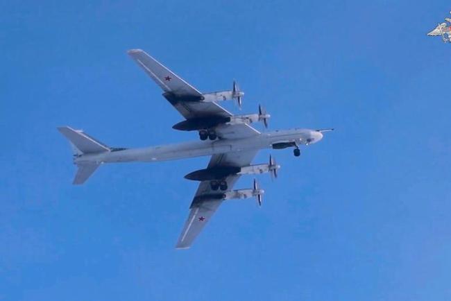 敏感时刻,俄战略轰炸机飞越日本海_新闻频道_中华网