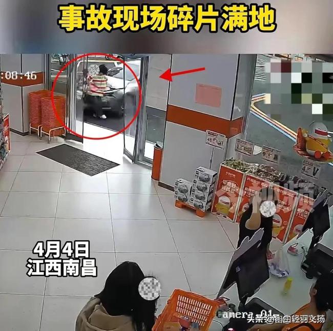 母女二人从店里出来被失控车辆撞上，司机已被警方控制