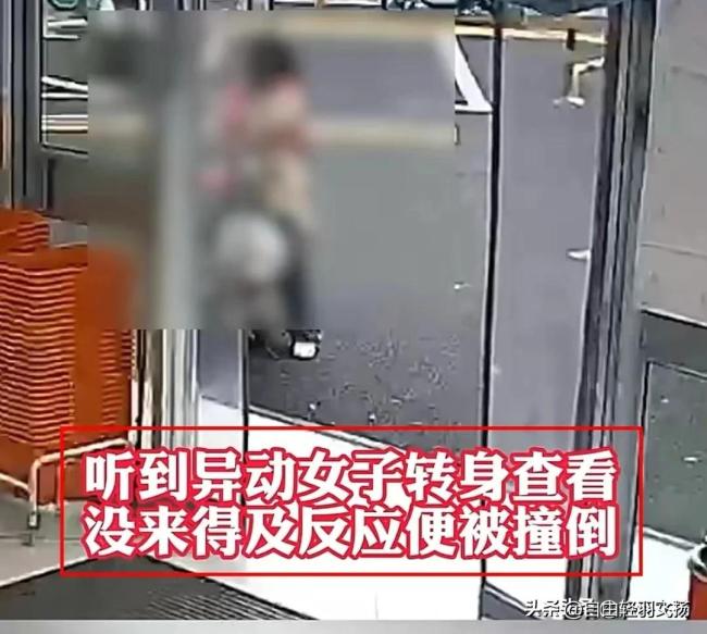 母女二人从店里出来被失控车辆撞上，司机已被警方控制