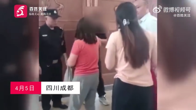 男子在博物院摸两女子胸部被抓现行