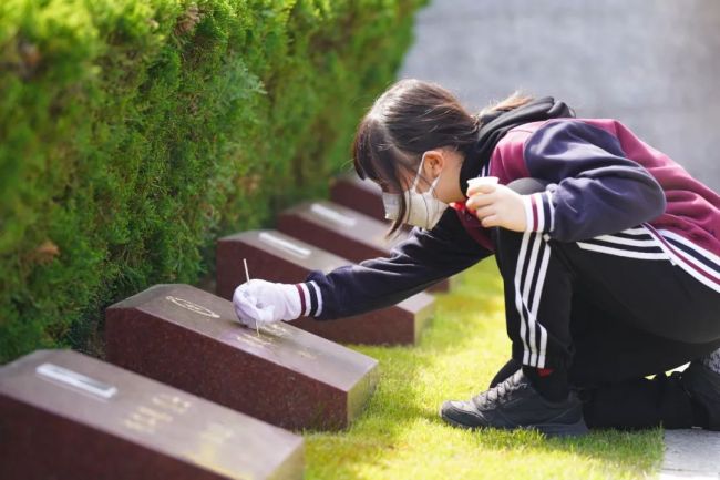 松江小学生为烈士墓碑填色一笔一画都是缅怀致敬