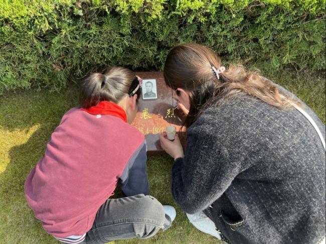 为侯绍裘烈士墓碑描金,去年她曾来到松江烈士陵园担任"红领巾讲解员"