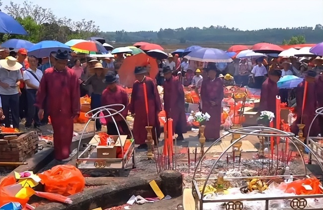 全红婵家族清明祭祖，打标语“全红婵加油”场面引争议