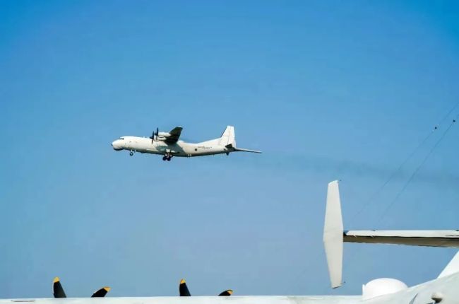 南部战区海军航空兵某团织跨昼夜飞行训练