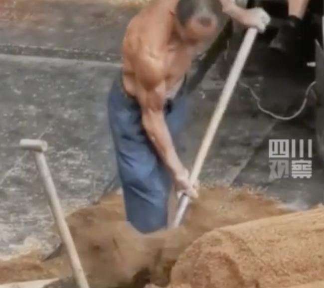 60岁农民工讨生活练就一身肌肉，网友：这不是肌肉是顶梁柱