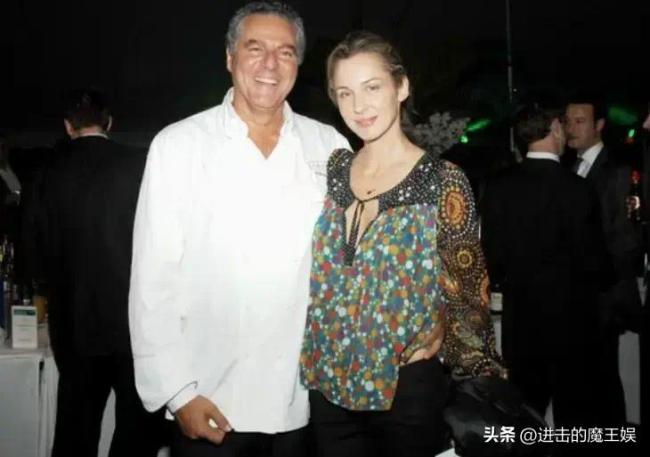 又出现“爷孙恋” ！21岁女生亲65岁老头海边热吻
