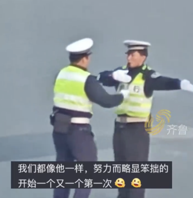 实习交警练习手势的样子笨拙又可爱