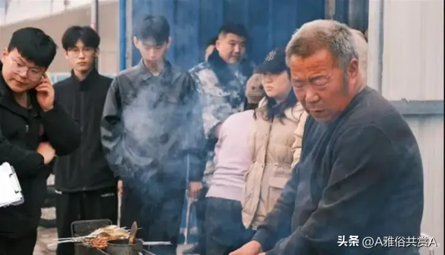 淄博烧烤赵大爷的徒弟藏不住了 反向商战显奇招