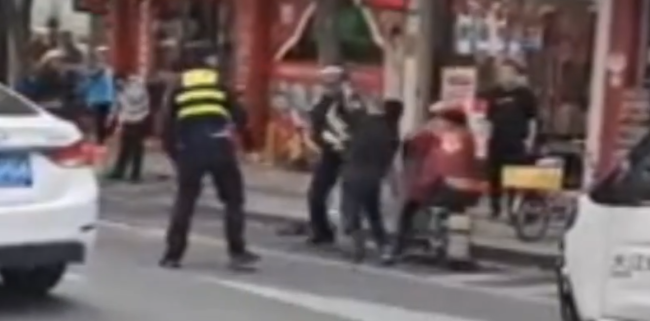 温州交警遭持械殴打？警方：打人男子被控制 路面执法遇袭