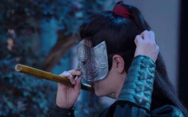 肖战在《陈情令》中饰演的魏无羡,一袭黑衣,长身玉立,红色发飘飘,飘进