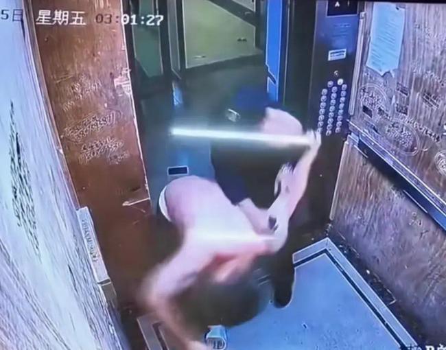 男子在电梯实施家暴被保安制服 海口警方通报：犯罪嫌疑人已被刑拘