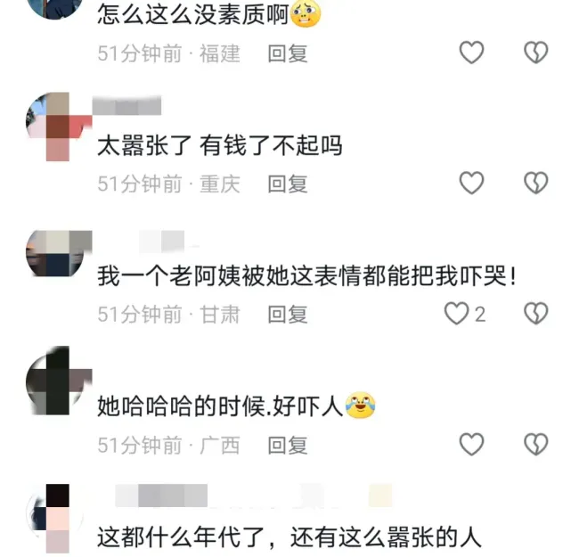 保时捷女司机撞车后砸门吓哭小孩 嚣张跋扈引众怒