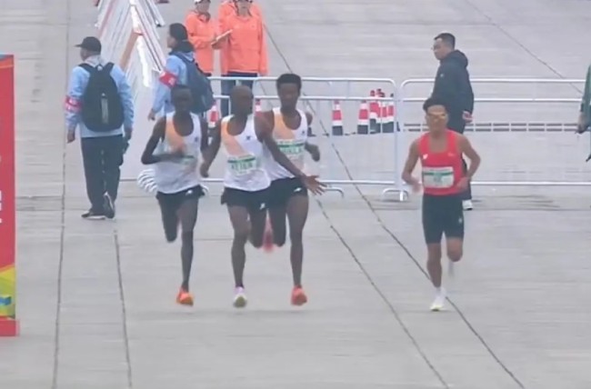 北京半程马拉松男子组冠军“被保送”？媒体：有关方面应及时回应质疑