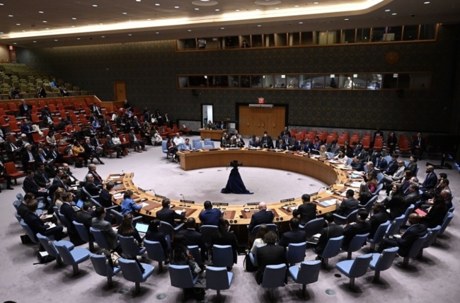 联合国安理会就伊以冲突召开紧急会议，中方重申中东问题核心和根本出路