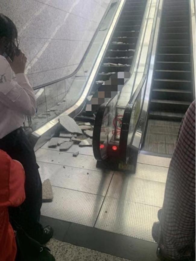 重庆地铁站石砖脱落致孕妇被砸重伤