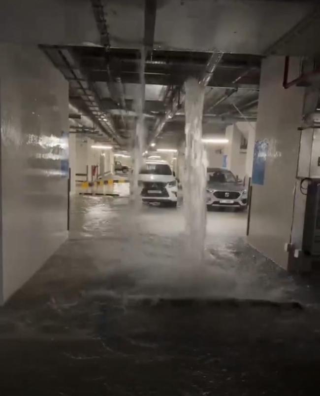 中国人亲历迪拜暴雨：酒店厨房被淹，多地交通陷瘫痪