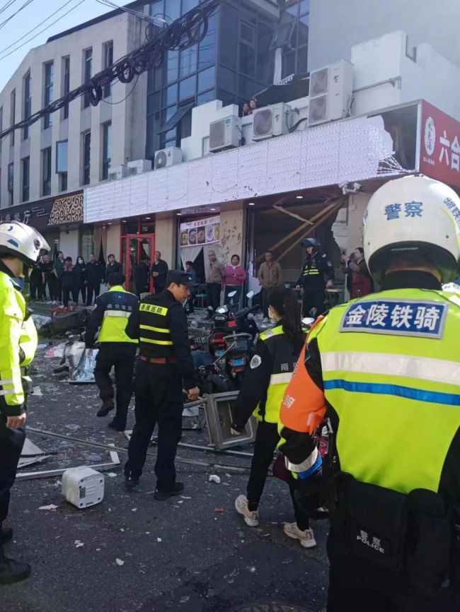 南京一门面房发生爆燃 已设警戒线 1伤2轻伤，救援正进行