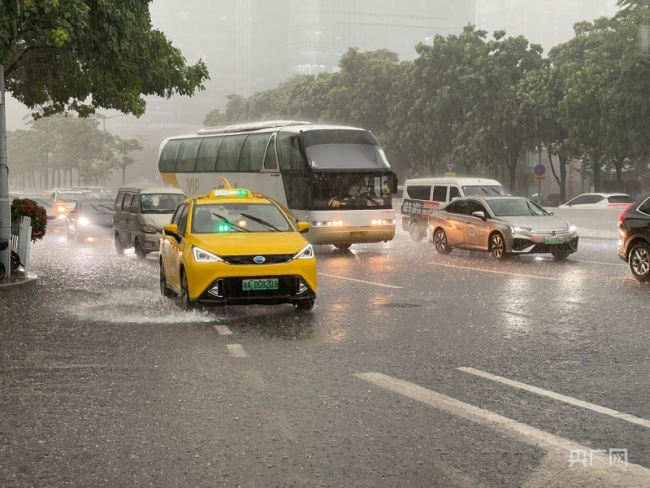 广州启动防暴雨内涝三级应急响应 强对流突袭，市区多处内涝