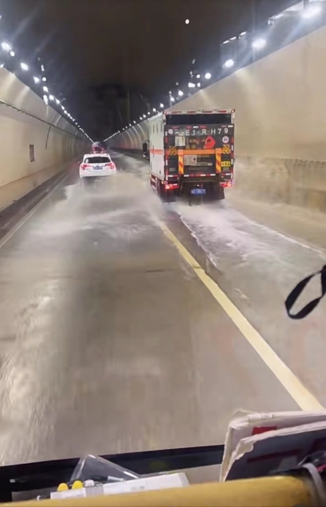 因暴雨滞留韶关的旅客：获专车转移——风雨同舟，暖心接力