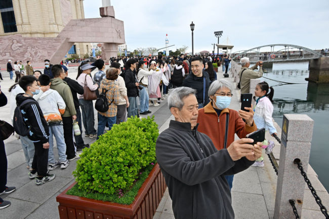 青岛：海军节带热“海博游”，游客纷至沓来重温海军辉煌