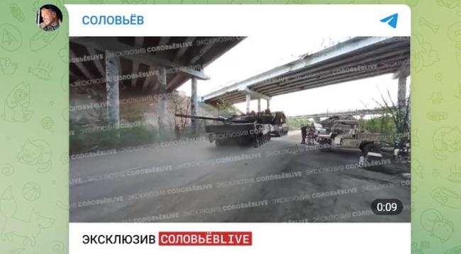 俄军首次将德制豹2坦克拖回控制区