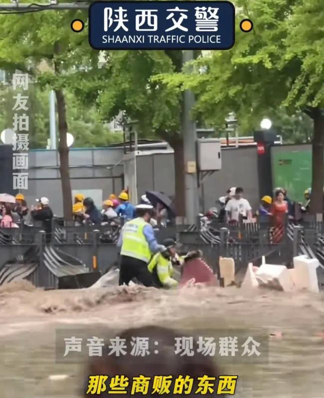 西安遭遇强降雨排水井喷水近十米高!城市排水堪忧