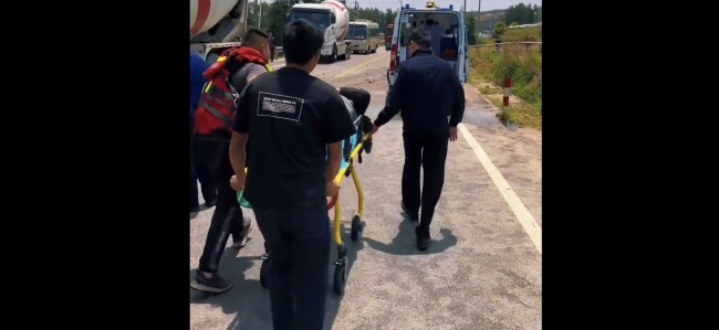 水泥罐车相撞司机被困消防救援 乡村险境40分钟生死营救
