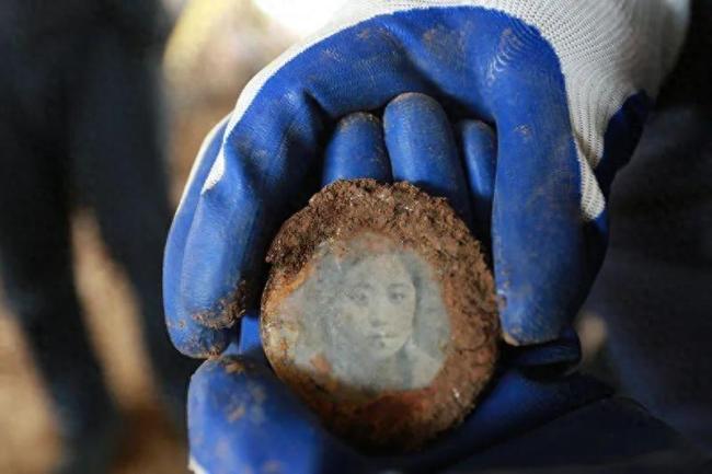 河北抗战烈士墓发现年轻女子照片 当地开展相关寻亲工作