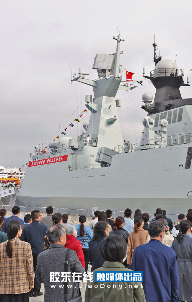 烟台舰在家乡举行升国旗仪式，庆祝海军成立75周年