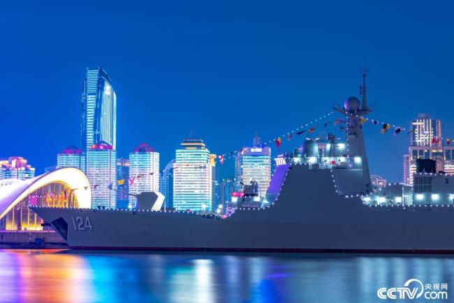 青島：海軍主題燈光秀點亮海濱