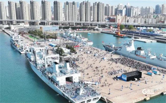 多国代表团参观海军博物馆 见证中国海军发展历程