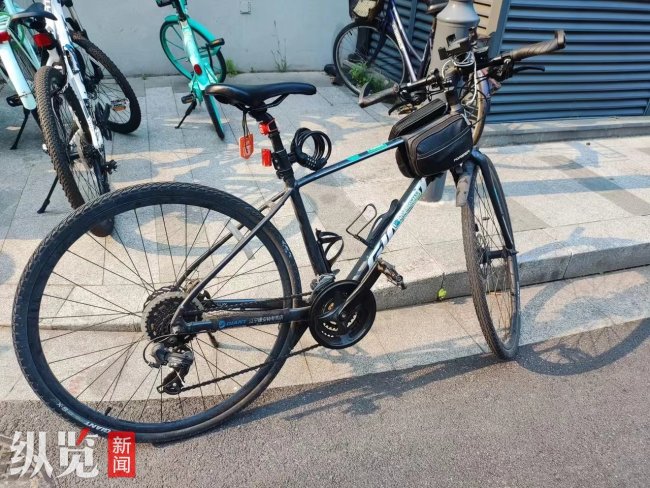 南京一市民骑自行车上路无牌被罚
