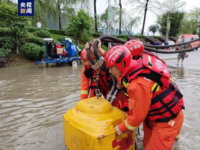 广东惠州暴雨致内涝 汽车涉水行进 千名消防力前置救援