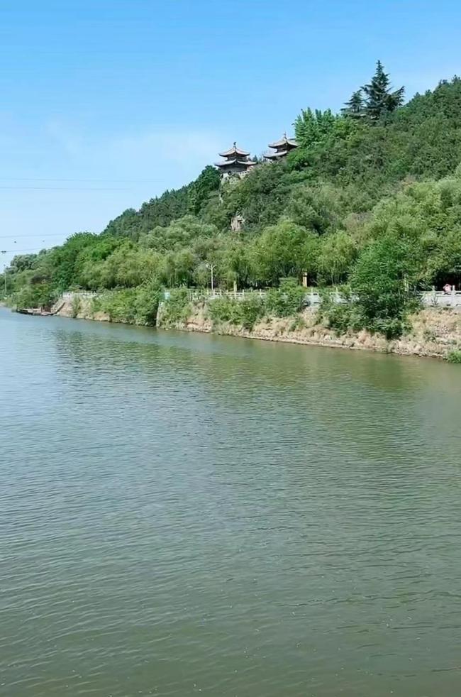 董宇辉团队到龙门石窟参观 历史与文化的交汇处