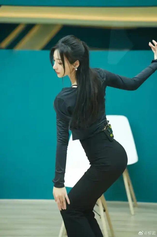 柳岩晒浪姐练习室小组合照，习室小组期待《发如雪》舞台