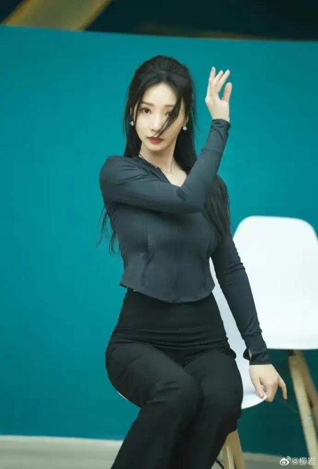 柳岩晒浪姐练习室小组合照，柳岩<strong></strong>期待《发如雪》舞台