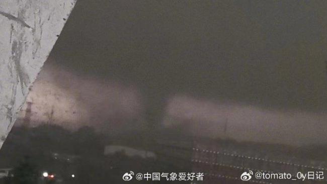 广州局地龙卷风 天空闪过5道白光