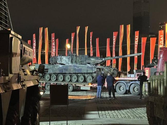 德国豹2坦克运抵莫斯科 将参加“胜利展览”