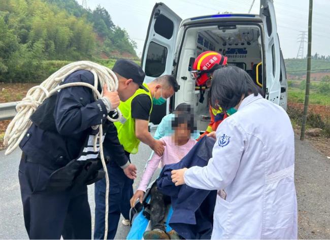 老人上山采药掉进三四米深坑 身体疼痛无法动弹