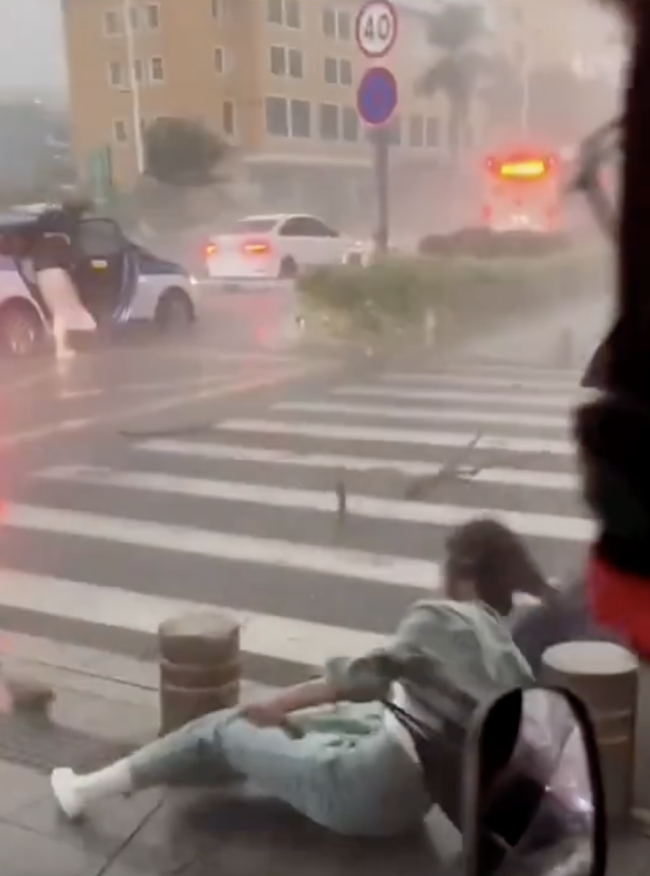 深圳遭强对流天气 女子被大风吹倒 恶劣天气持续影响珠三角