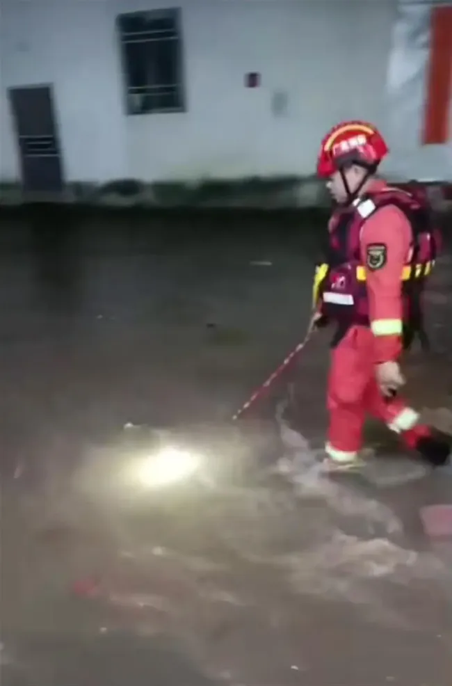 广东陆丰街区内涝被冲走两人已获救 当地回应均已获救！