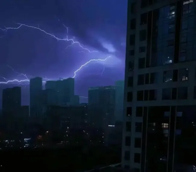 长沙暴雨像“雨尘暴” 城市秒变“沙漠奇境”