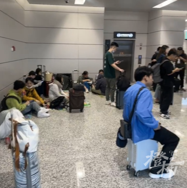飞机延误 上百旅客半夜被困在机场 故障致8小时等待引不满