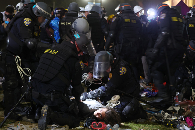暴力“清场”！美警方在加州大学洛杉矶分校向抗议者发射橡皮子弹