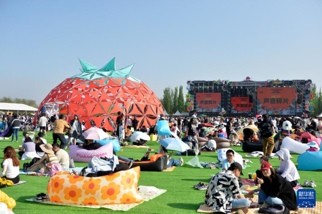 2024北京超级草莓音乐节火热举行 痛仰、鲜克乐队嗨翻全场