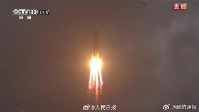 嫦娥六号发射升空 游客雨中狂呼牛 中国航天再迈步