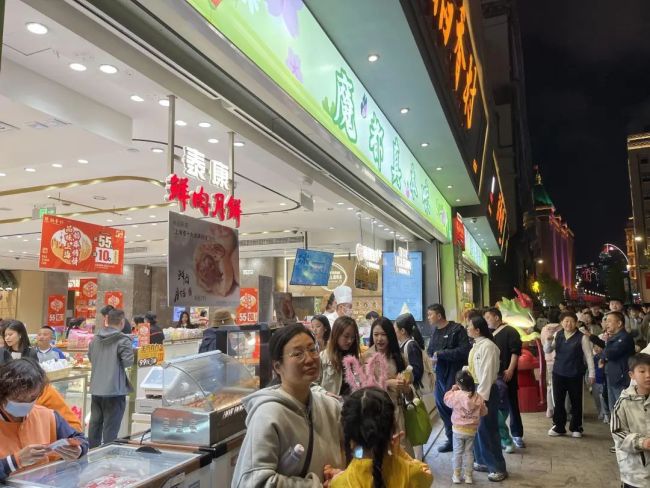 上海南京路多个老字号延长营业时间 假期客流量激增促销售高涨